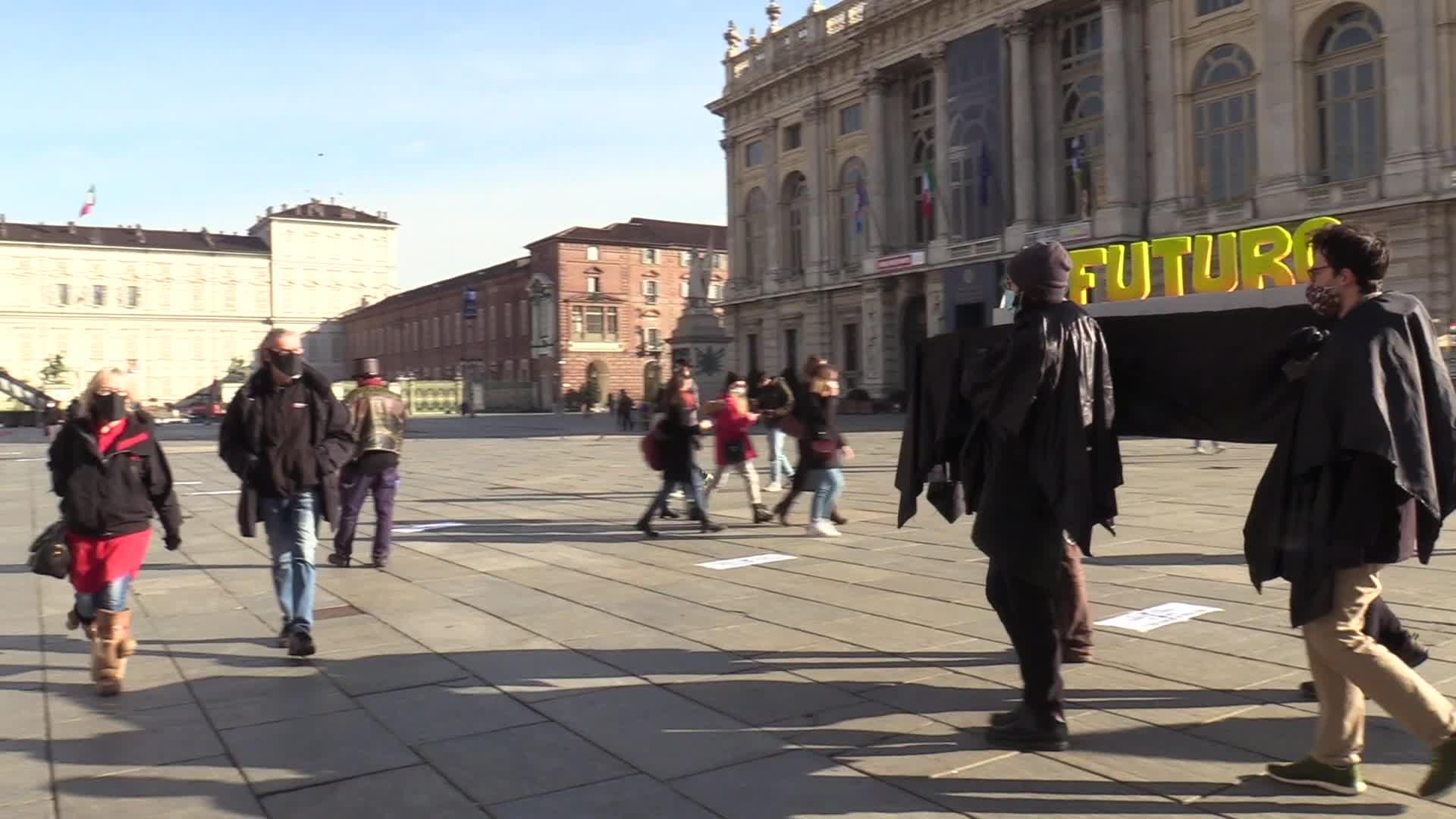 Torino, flash mob per la crisi climatica: "Funerale del nostro futuro"