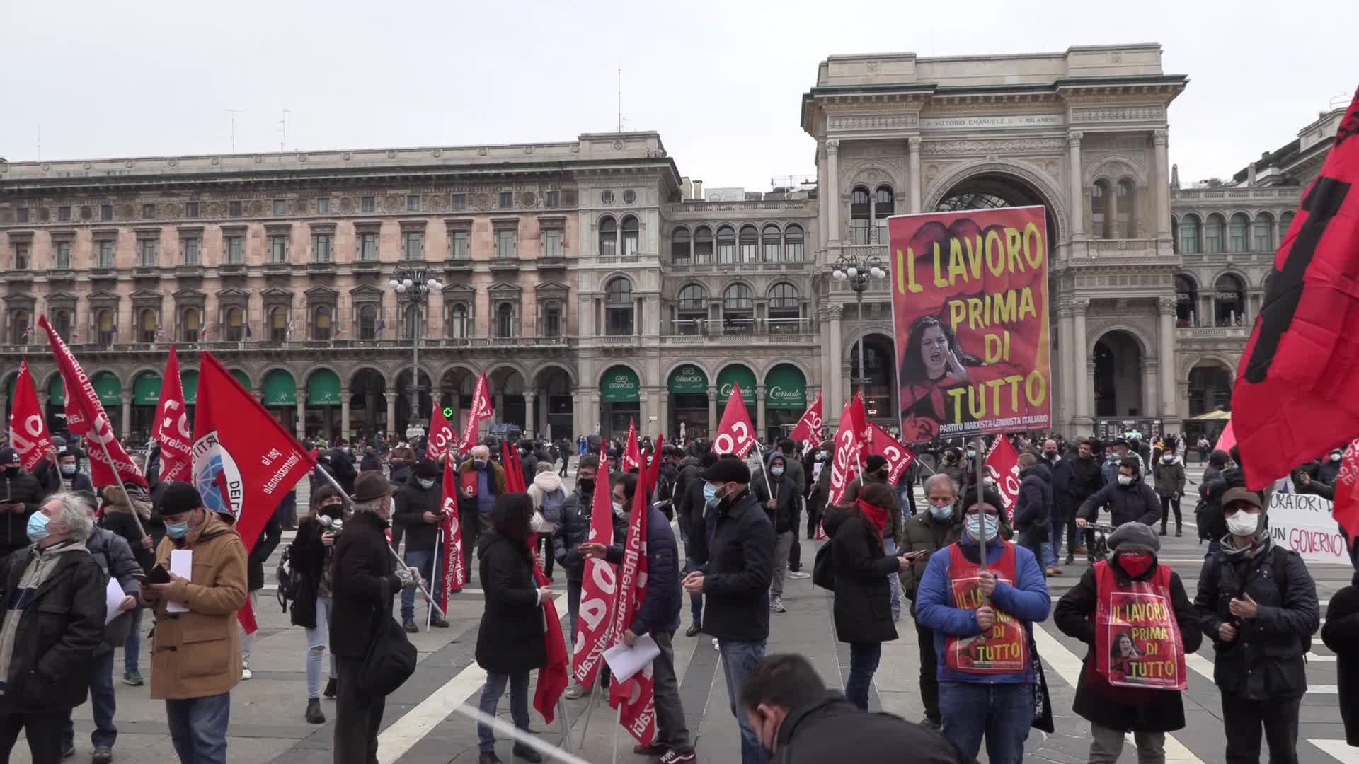 Milano, Flash mob dei Si-Cobas: "Crisi governo vanifica gli sforzi"