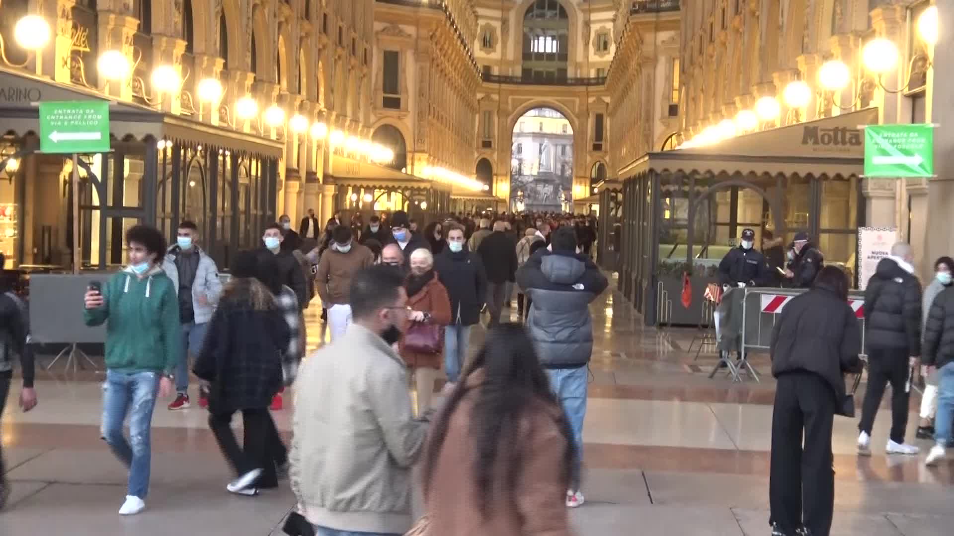 Milano, folla in centro nell'ultimo giorno di zona arancione #2