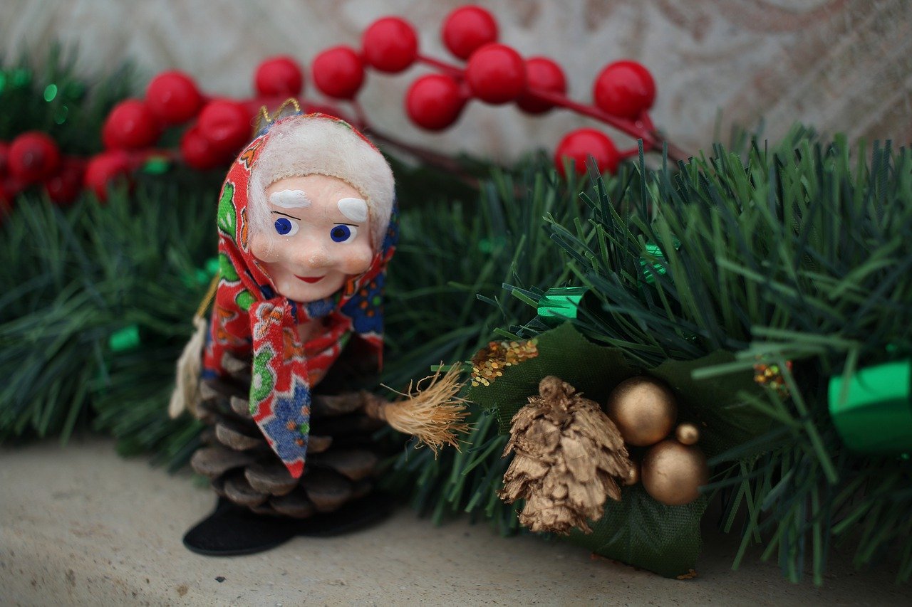 La Befana è ormai il simbolo tipico dell'Epifania (Pixabay)