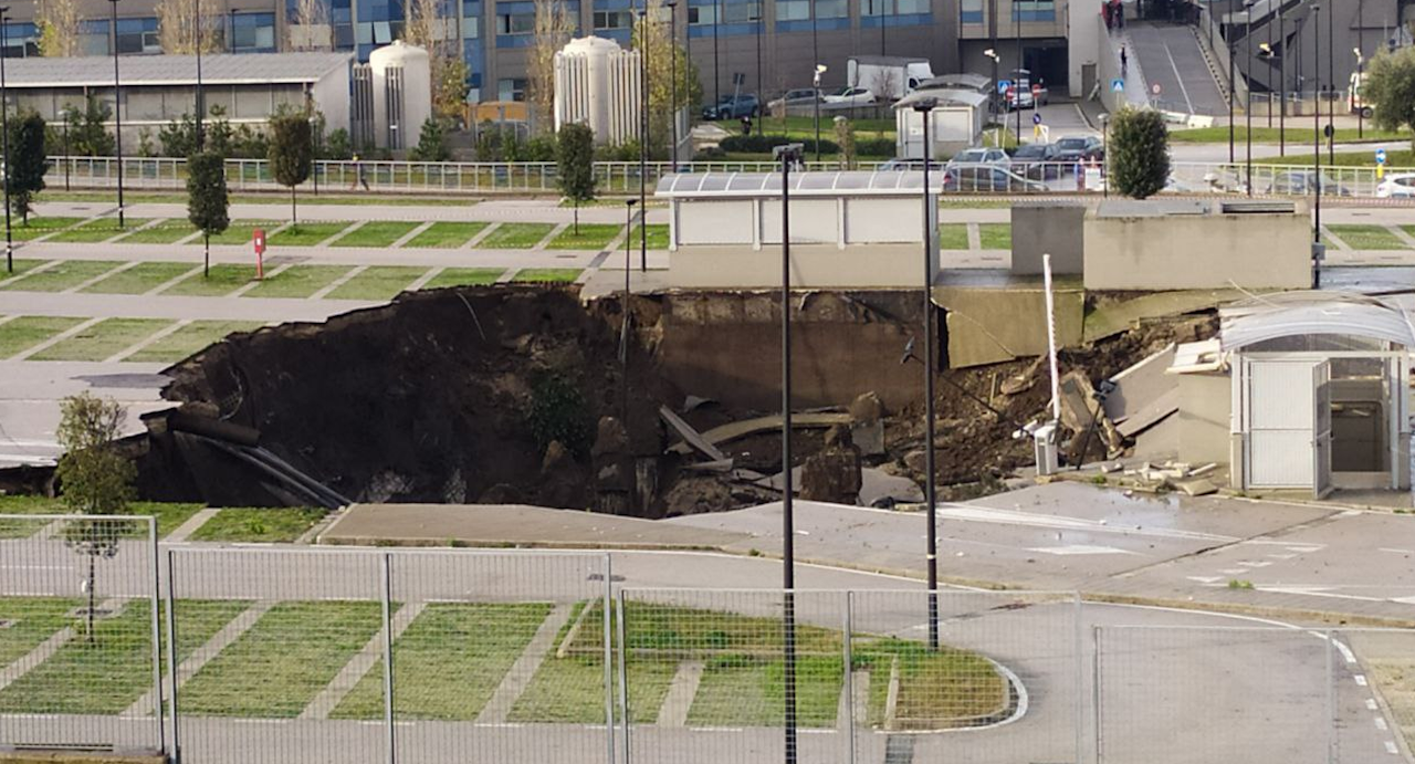 Napoli, paura all'Ospedale del Mare: si apre voragine, evacuato Covid center