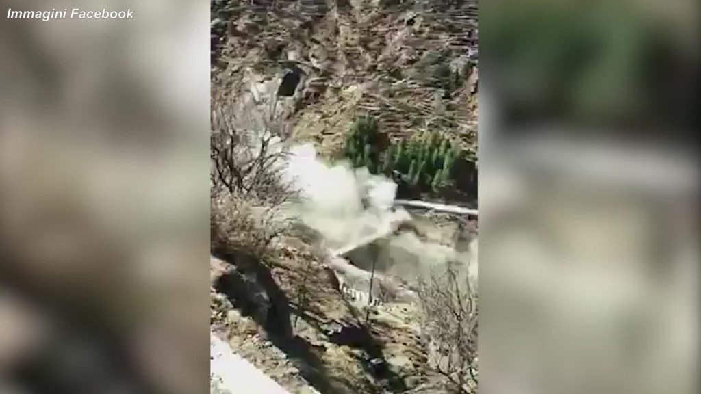 India, il fiume himalayano in piena spazza via una diga