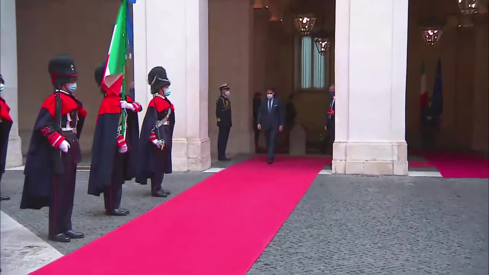 Giuseppe Conte lascia Palazzo Chigi in un lungo applauso