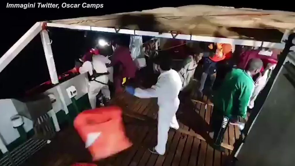 Migranti: Open Arms salva più di cento persone alla deriva nel Mediterraneo #2