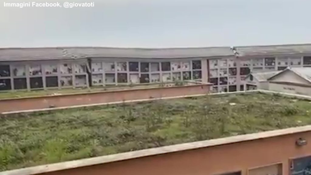 Frana sul cimitero di Camogli, bare in mare: Toti posta il video