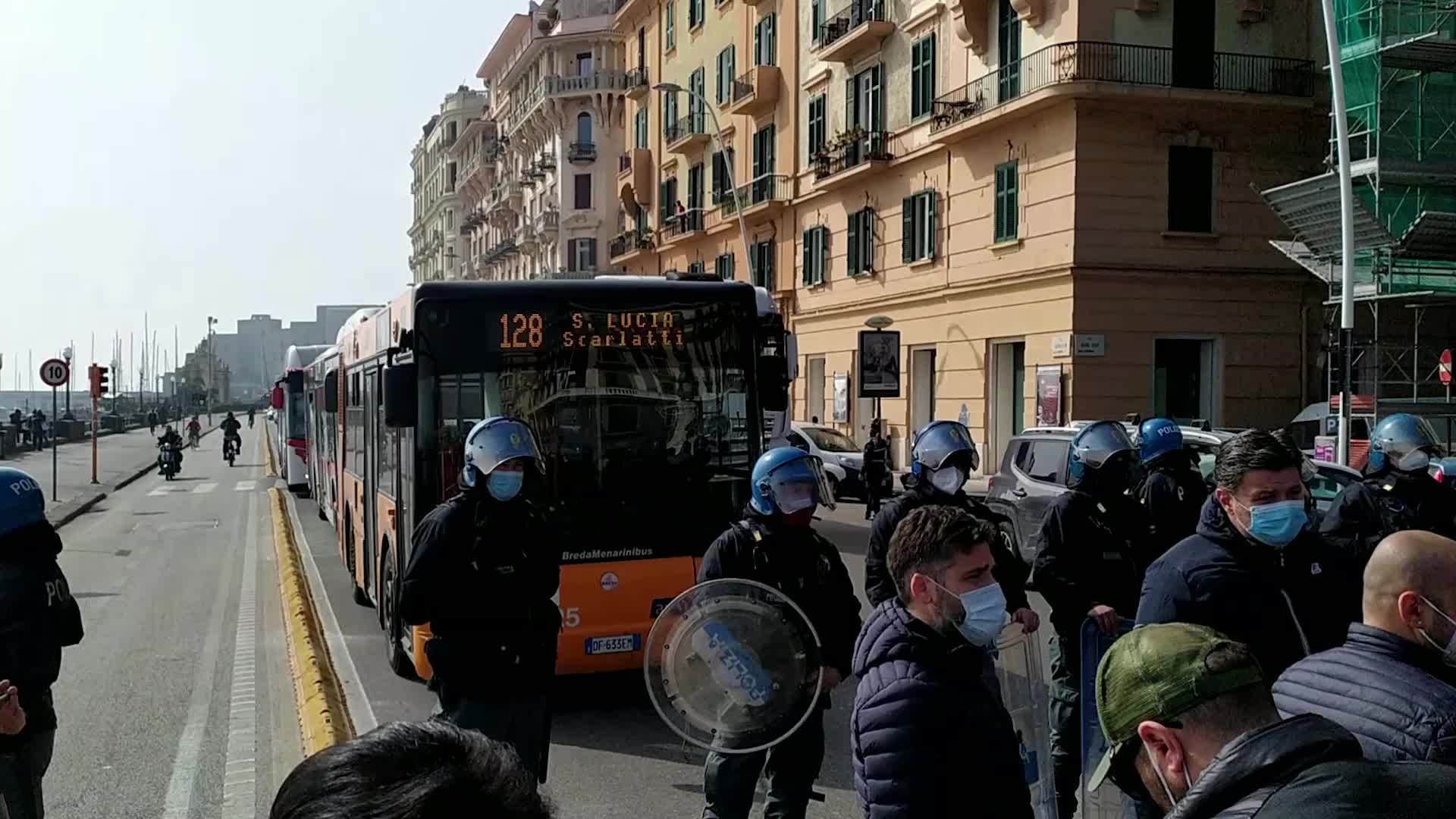 Covid, Napoli: i lavoratori della ristorazione occupano il lungomare