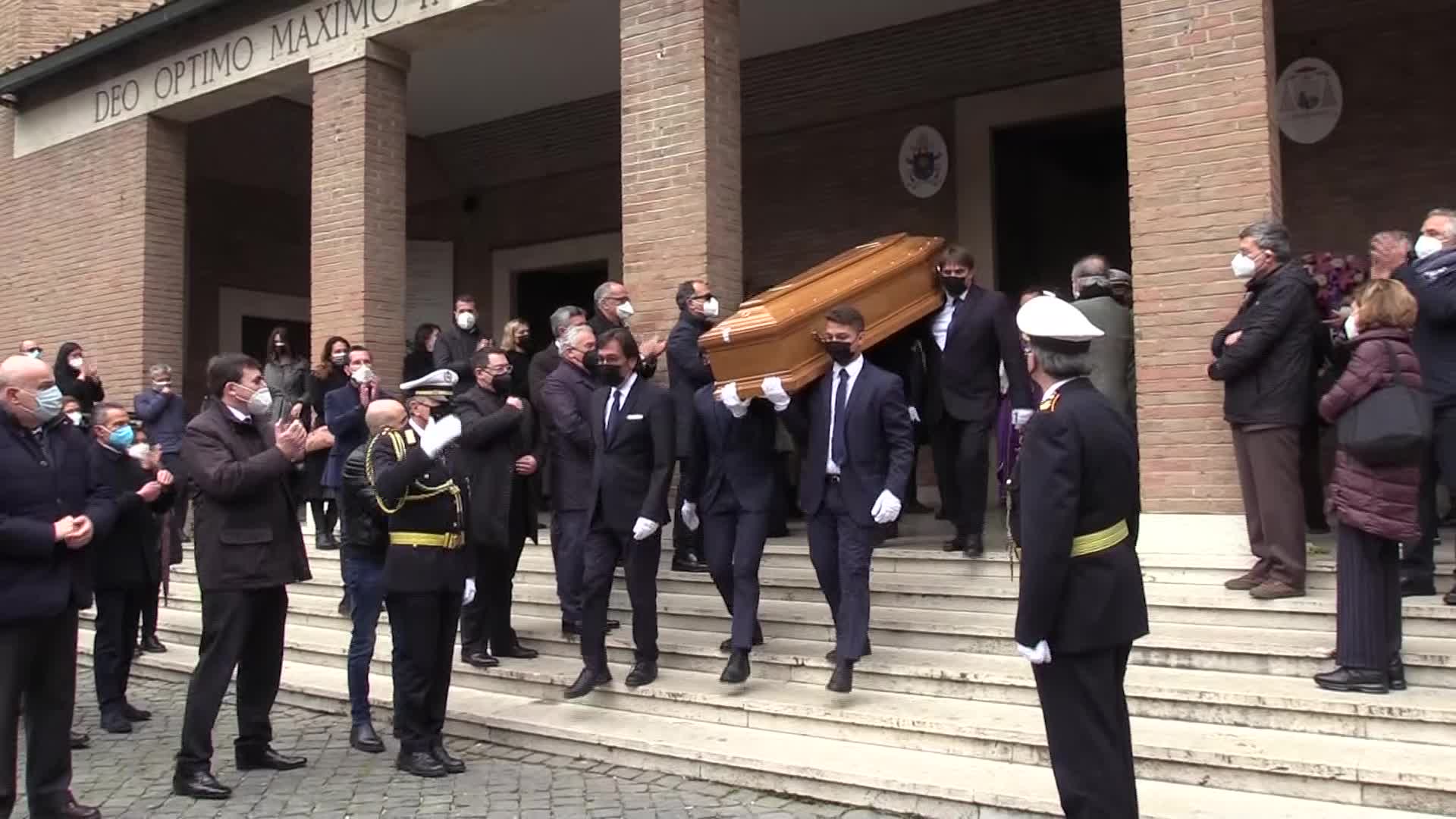 Funerali Catricalà, applausi all'uscita della bara