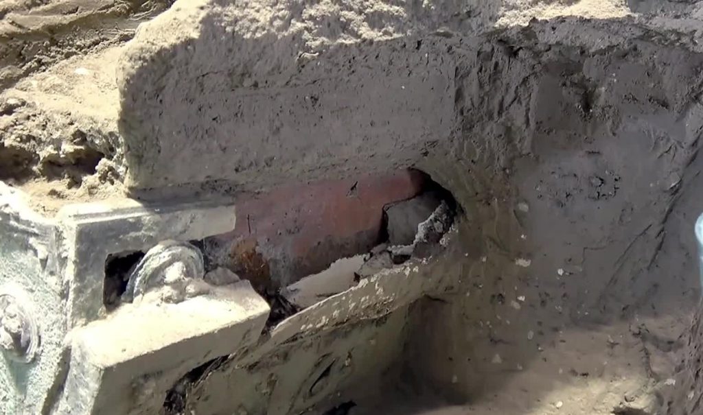 Pompei, lo straordinario ritrovamento di un carro cerimoniale