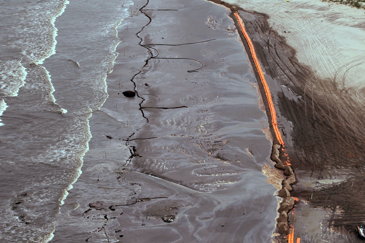 Israele, disastro ambientale: 170 chilometri di costa coperti di catrame