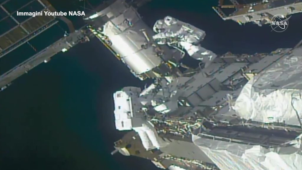 La passeggiata spaziale degli astronauti Rubins e Glover
