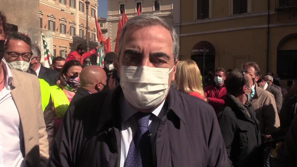 Vaccini, Gasparri: "Bisogna somministrarne 500mila al giorno"