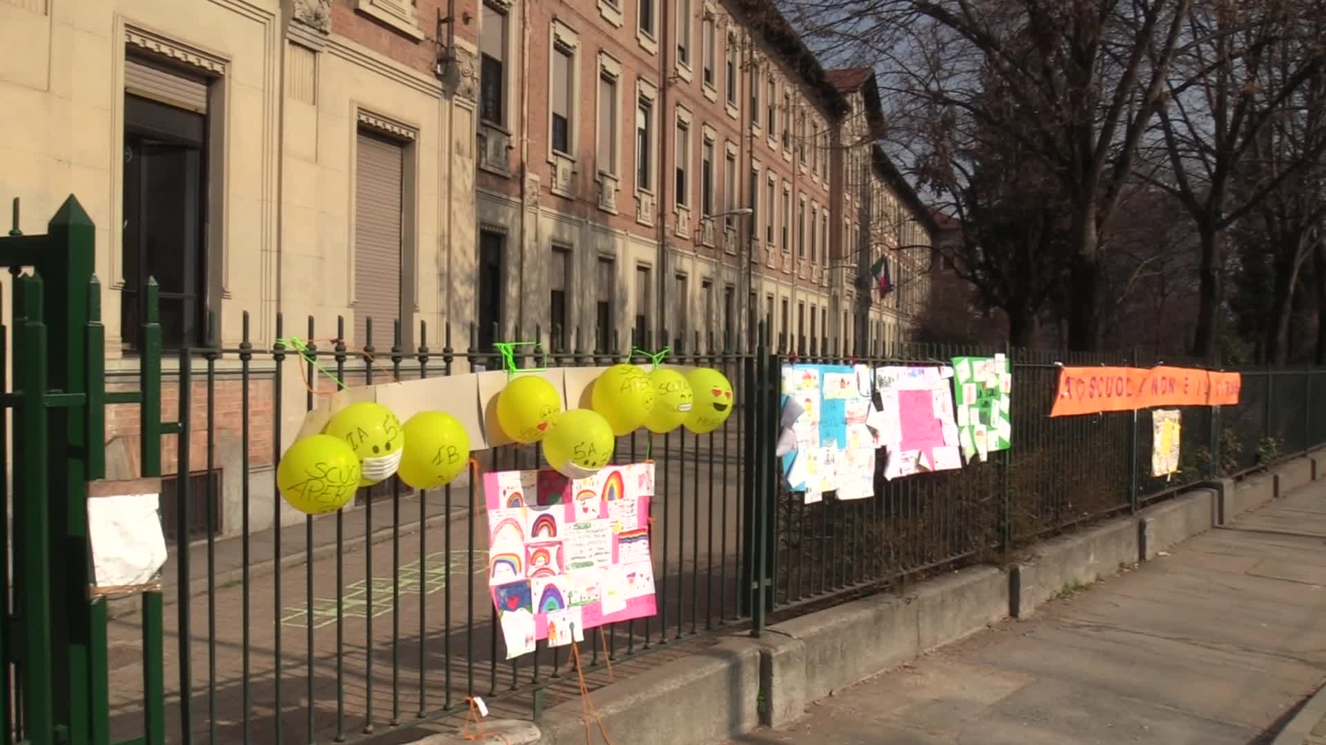 Scuola, fuori da una elementare di Torino palloncini con mascherine