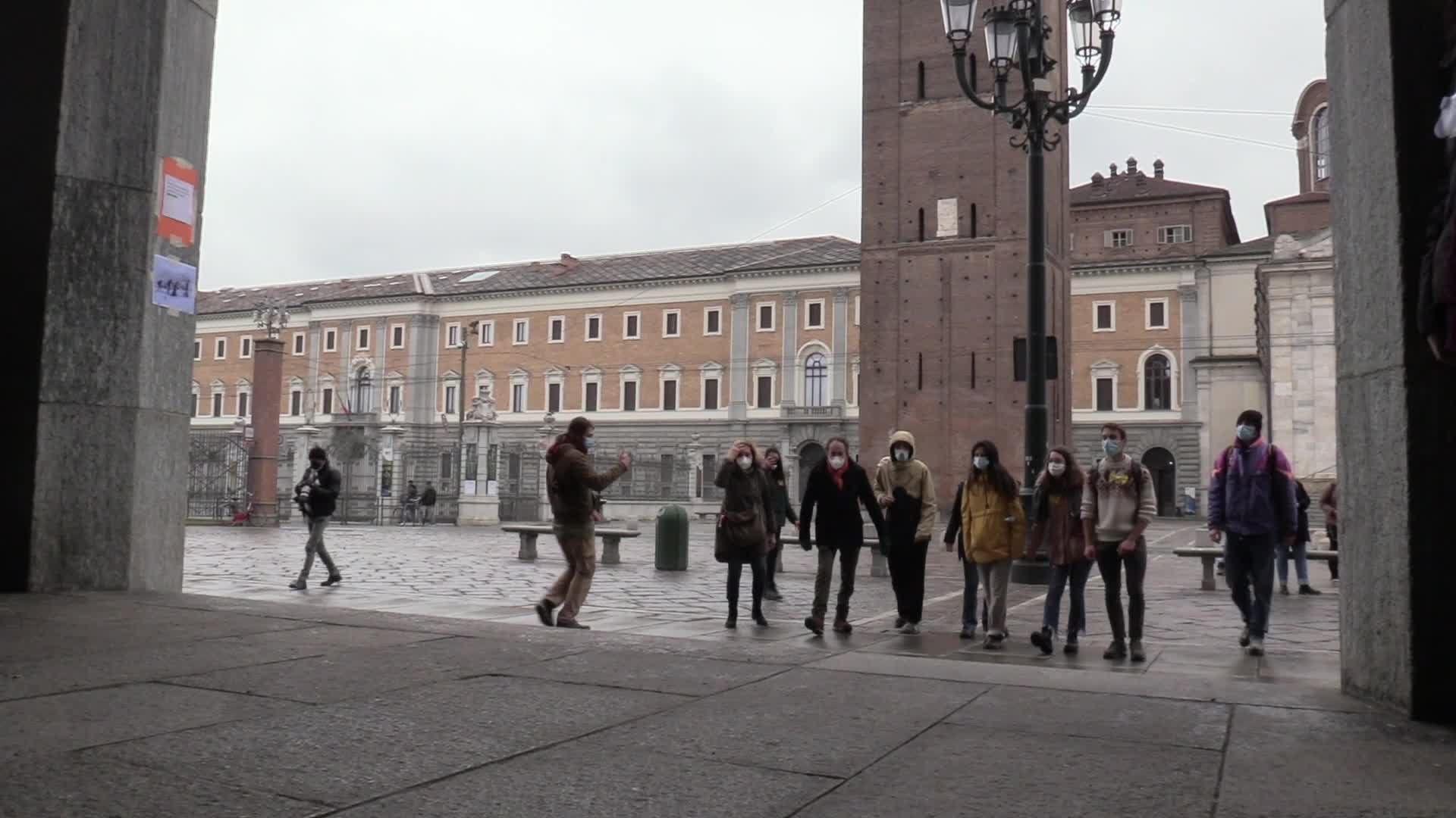 Un ponte di corpi, a Torino e Milano flash mob a sostegno dei migranti