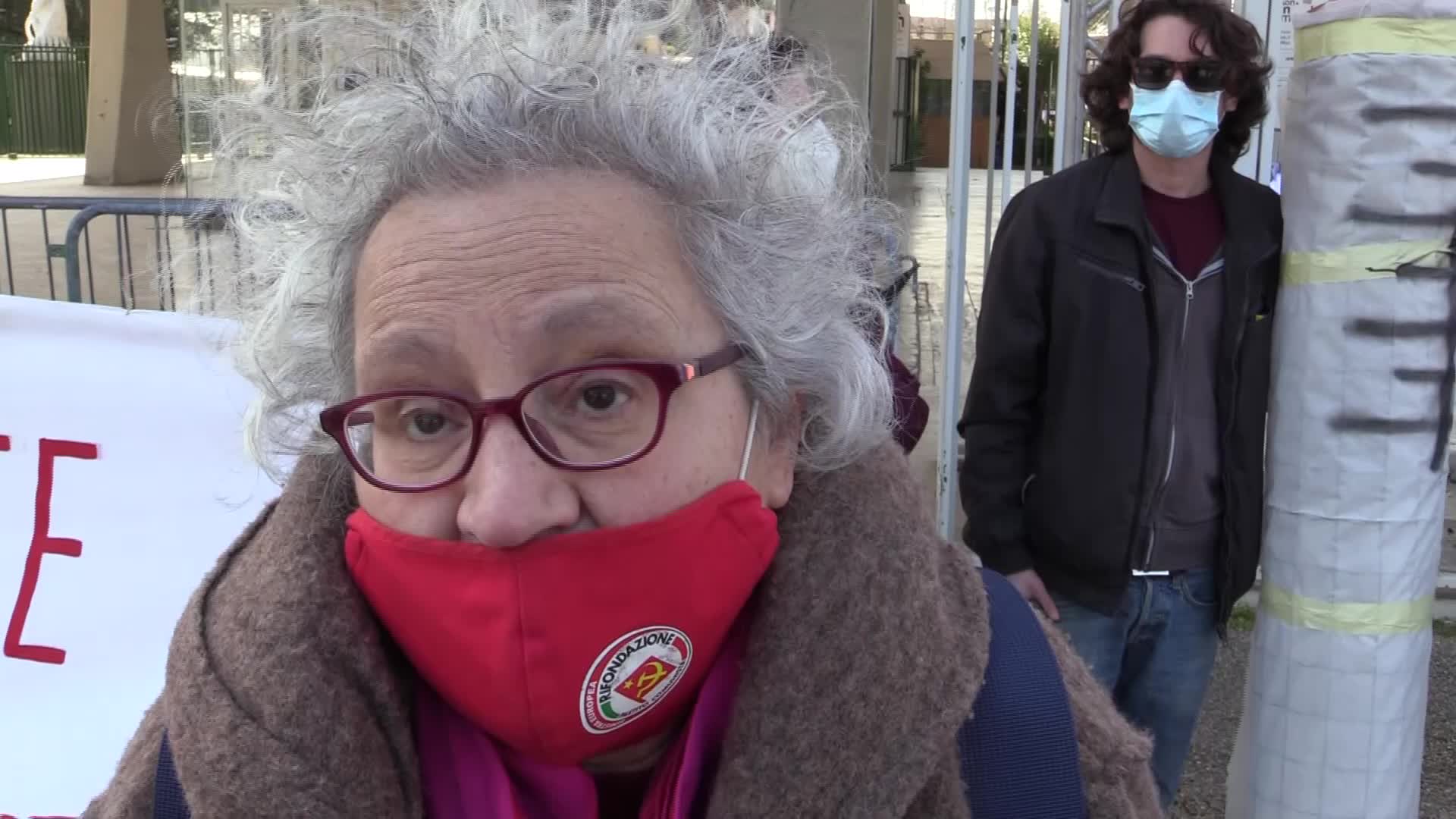 Vaccini, flashmob a Firenze: “Dubbi su accordi con case farmaceutiche”