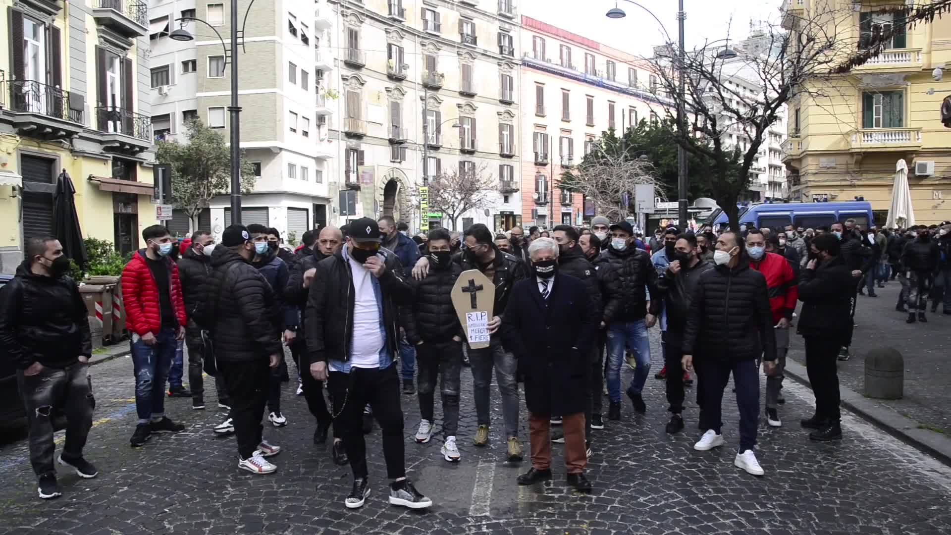 Covid, a Napoli protesta in piazza dei mercatali contro la zona rossa