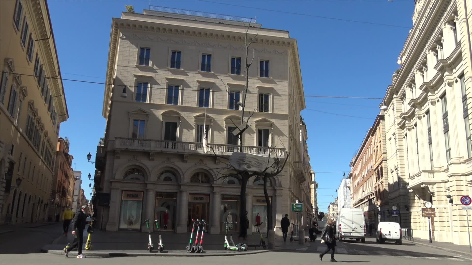 Zona rossa, il primo giorno a Roma e a Torino: strade pressoché deserte