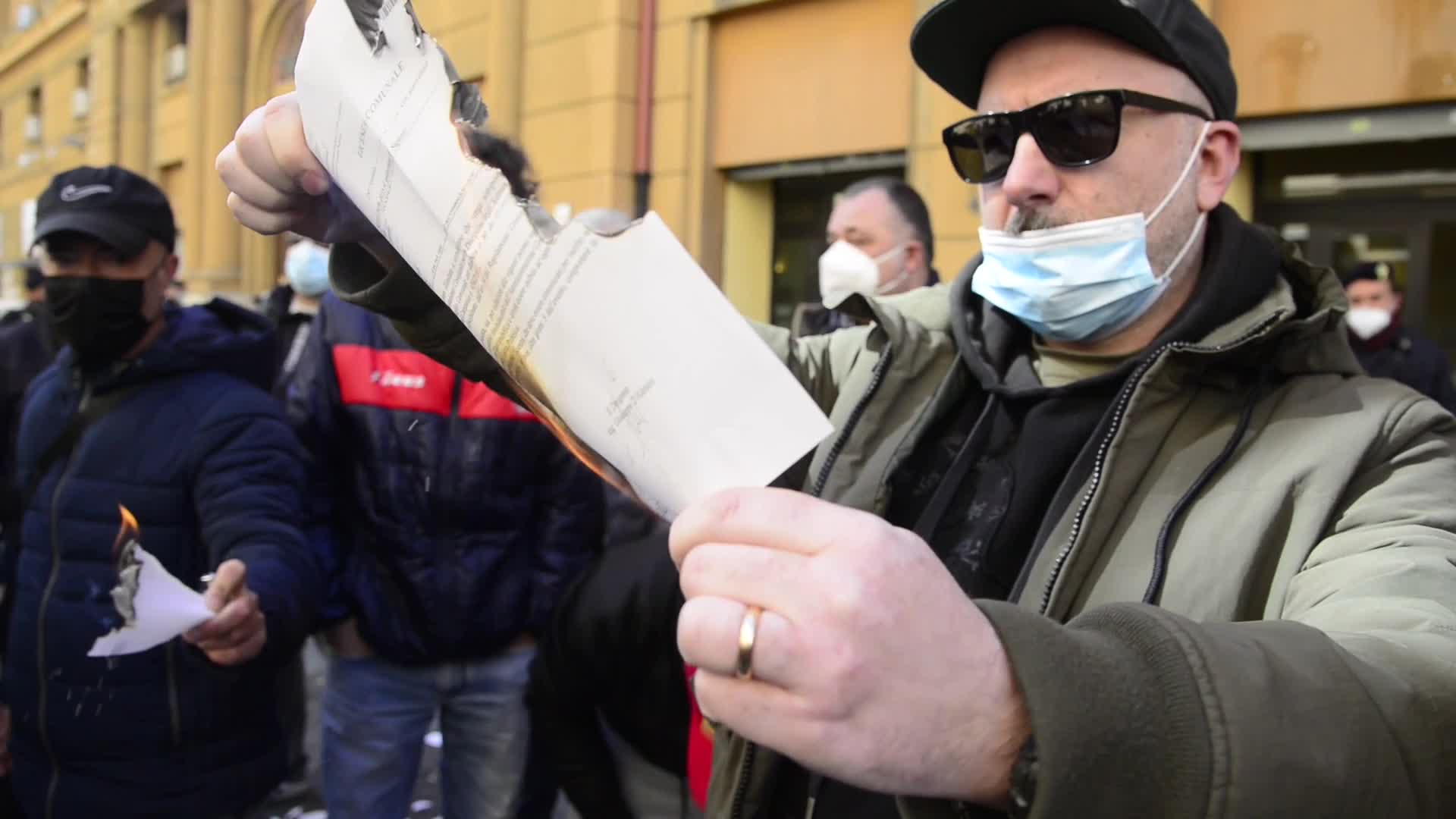 Napoli, tassisti bruciano le licenze in piazza: "Siamo allo stremo"