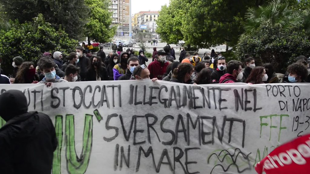 Giornata mondiale di azione per il clima, presidio al porto di Napoli