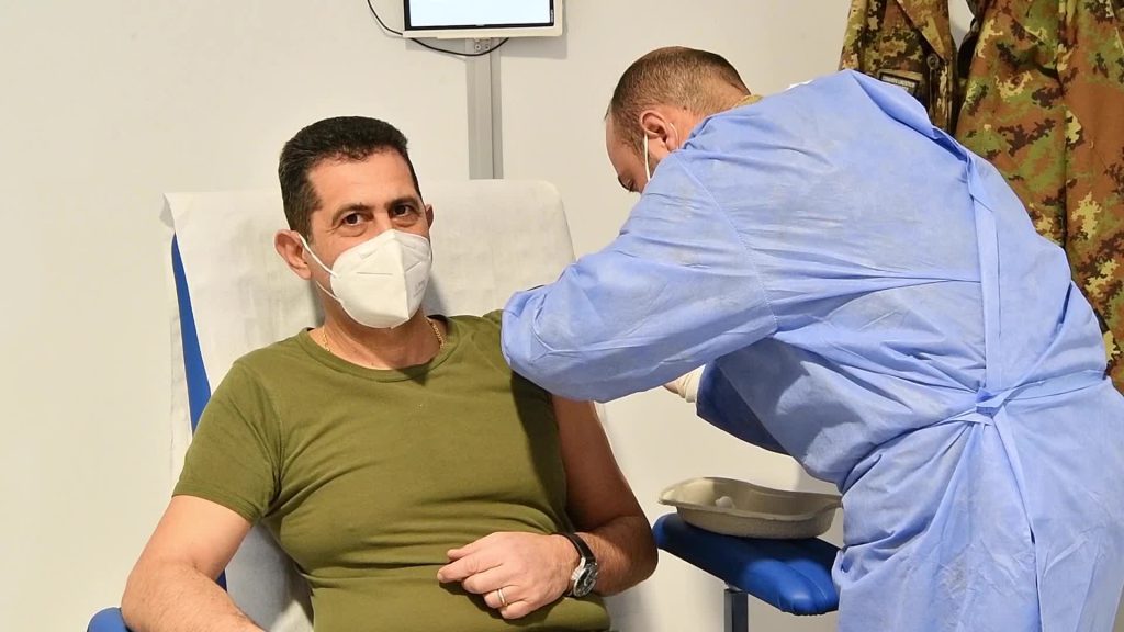 Figliuolo: “Giugno mese clou, arriveremo a un milione di dosi al giorno”