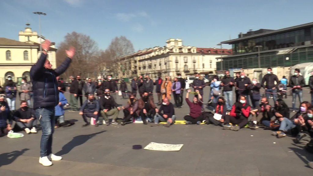 Torino, ambulanti in catene per protesta: "Fateci lavorare, moriamo di fame"