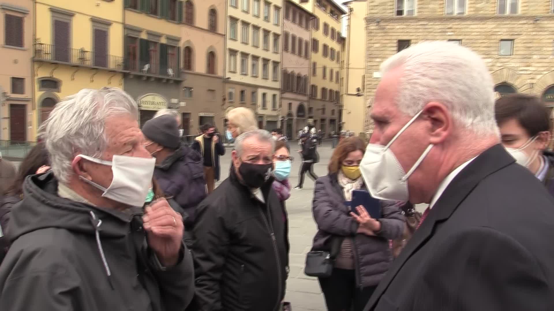Vaccino, Giani contestato a Firenze: "Non ci dite le cose come stanno"