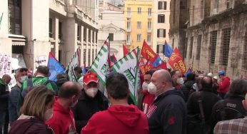Ilva: presidio lavoratori, sindacati da Giorgetti: “Arrivano 400 milioni”