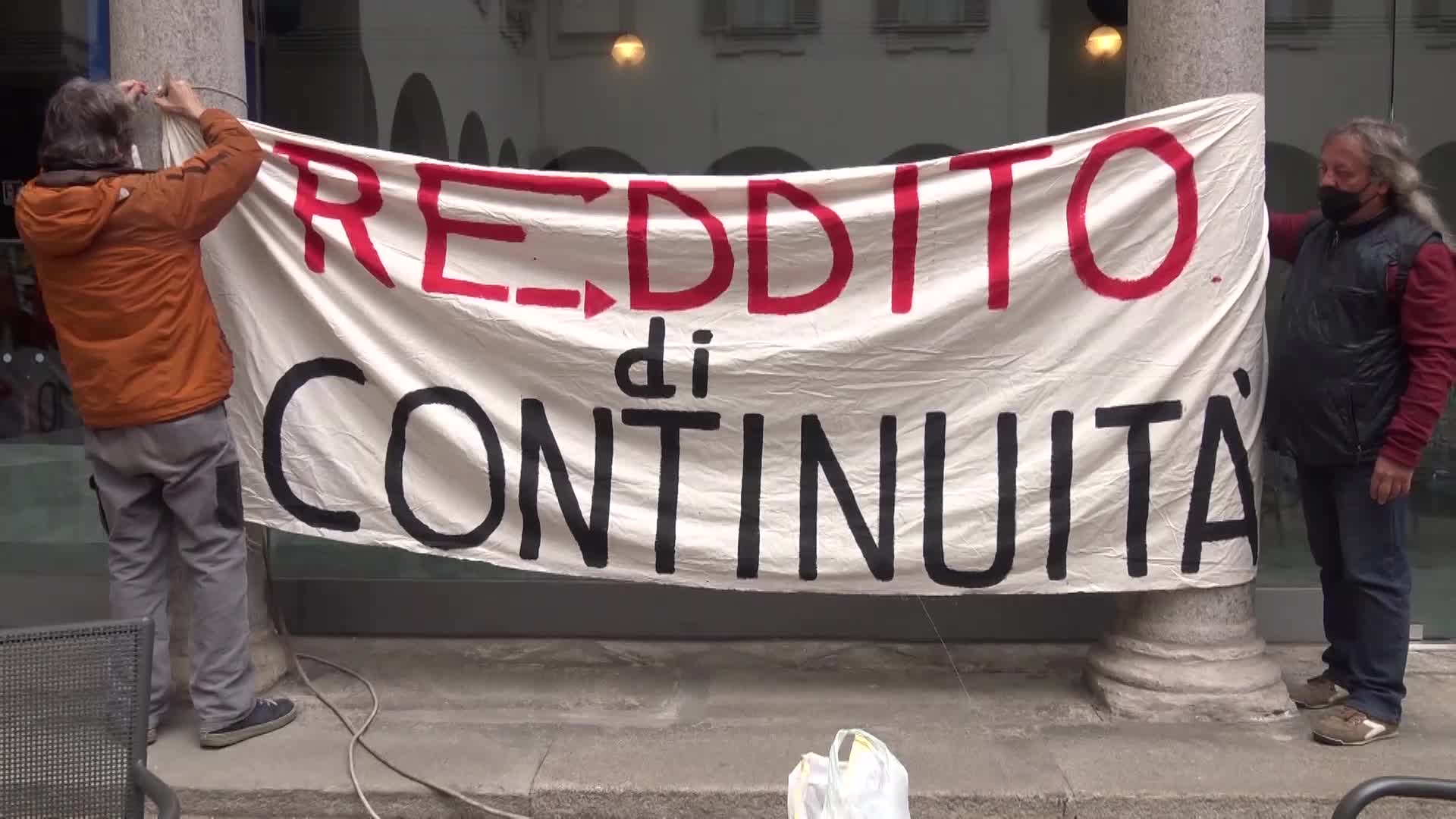 Milano, lavoratori spettacolo occupano il Piccolo teatro: "Siamo allo stremo"