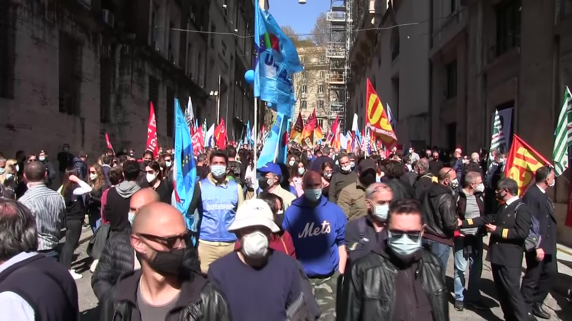 Alitalia, centinaia di lavoratori protestano al Mise per nuovo piano aziendale