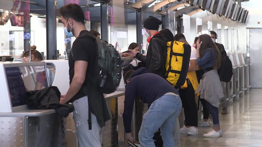 Pasqua, centinaia di italiani in fuga verso le Canarie per le vacanze