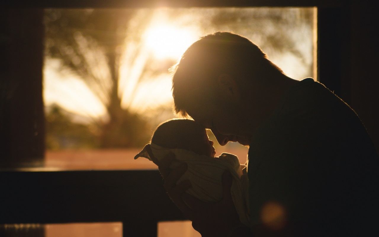 Un padre e un neonato