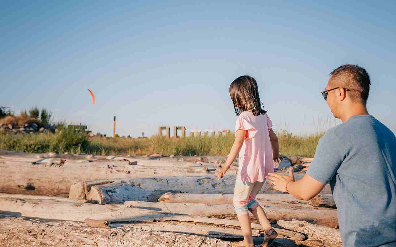 Un padre che passa del tempo con la figlia