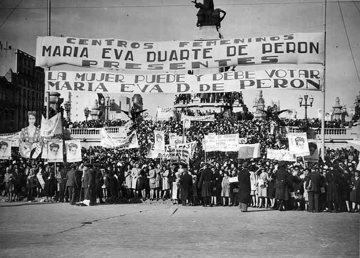 Un gruppo di donne manifesta per i propri diritti a Buenos Aires