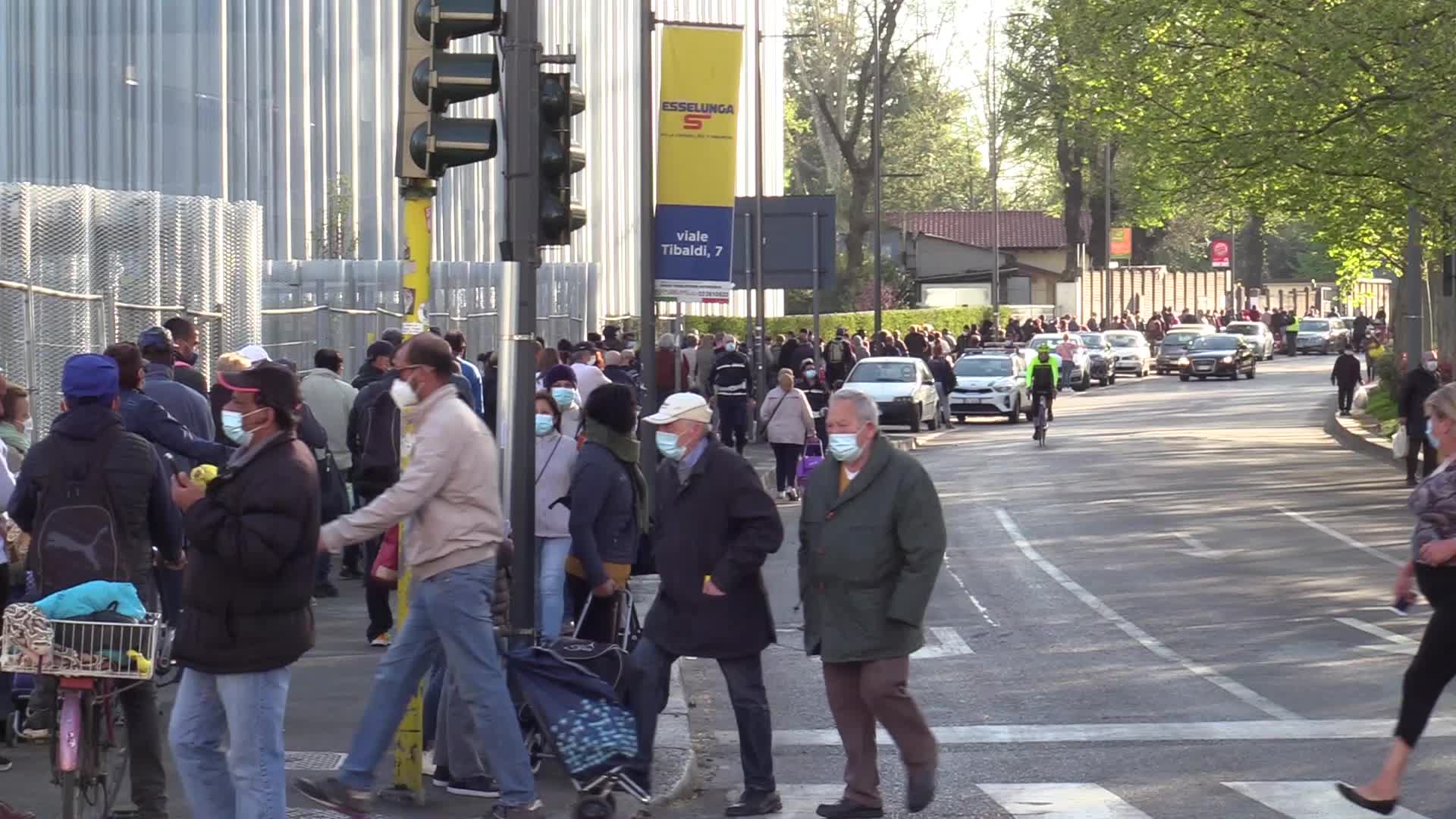 Vigilia di Pasqua, a Milano lunghe code per il cibo