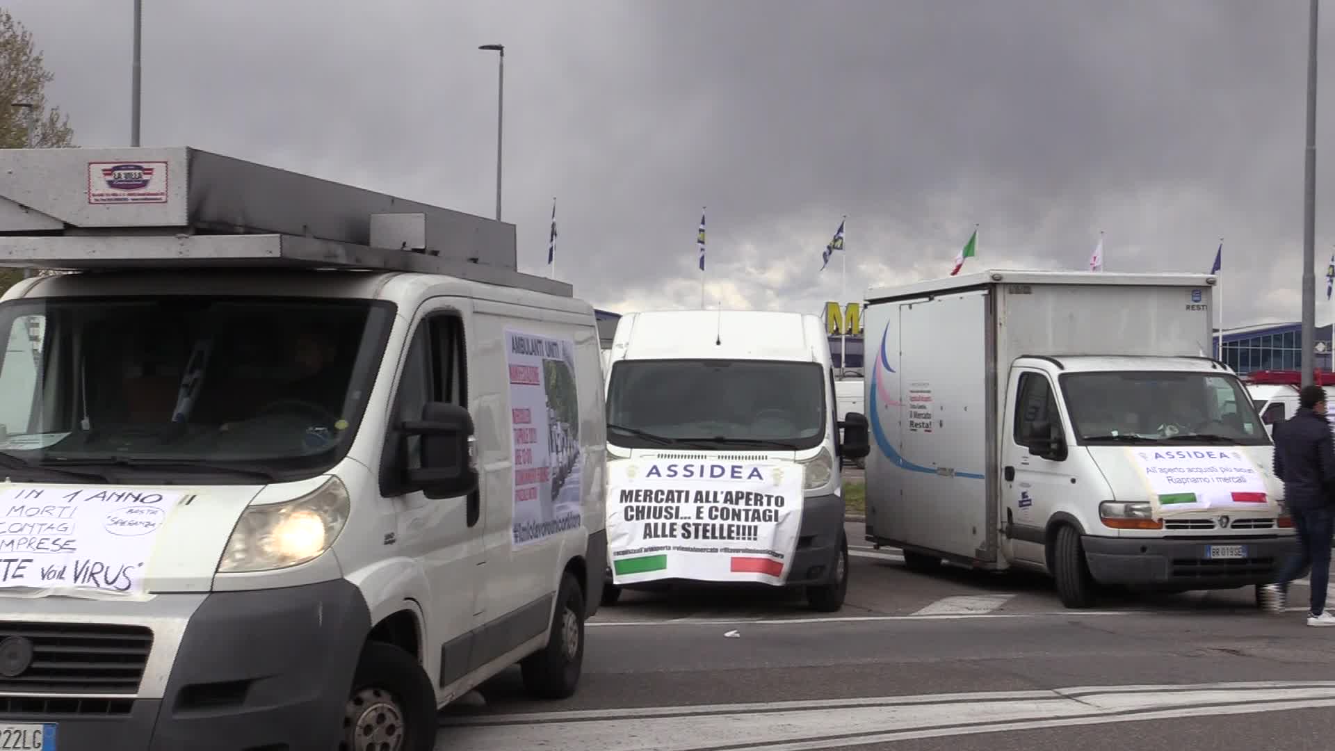 Protesta degli ambulanti: 600 furgoni invadono Firenze