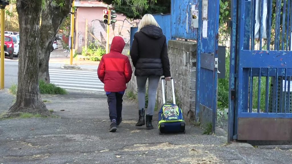 Scuola, disagi sulla riapertura dal 26: le richieste dalle Regioni
