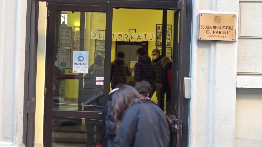 Scuola, superiori in presenza dal 70% al 100% nelle zone gialle