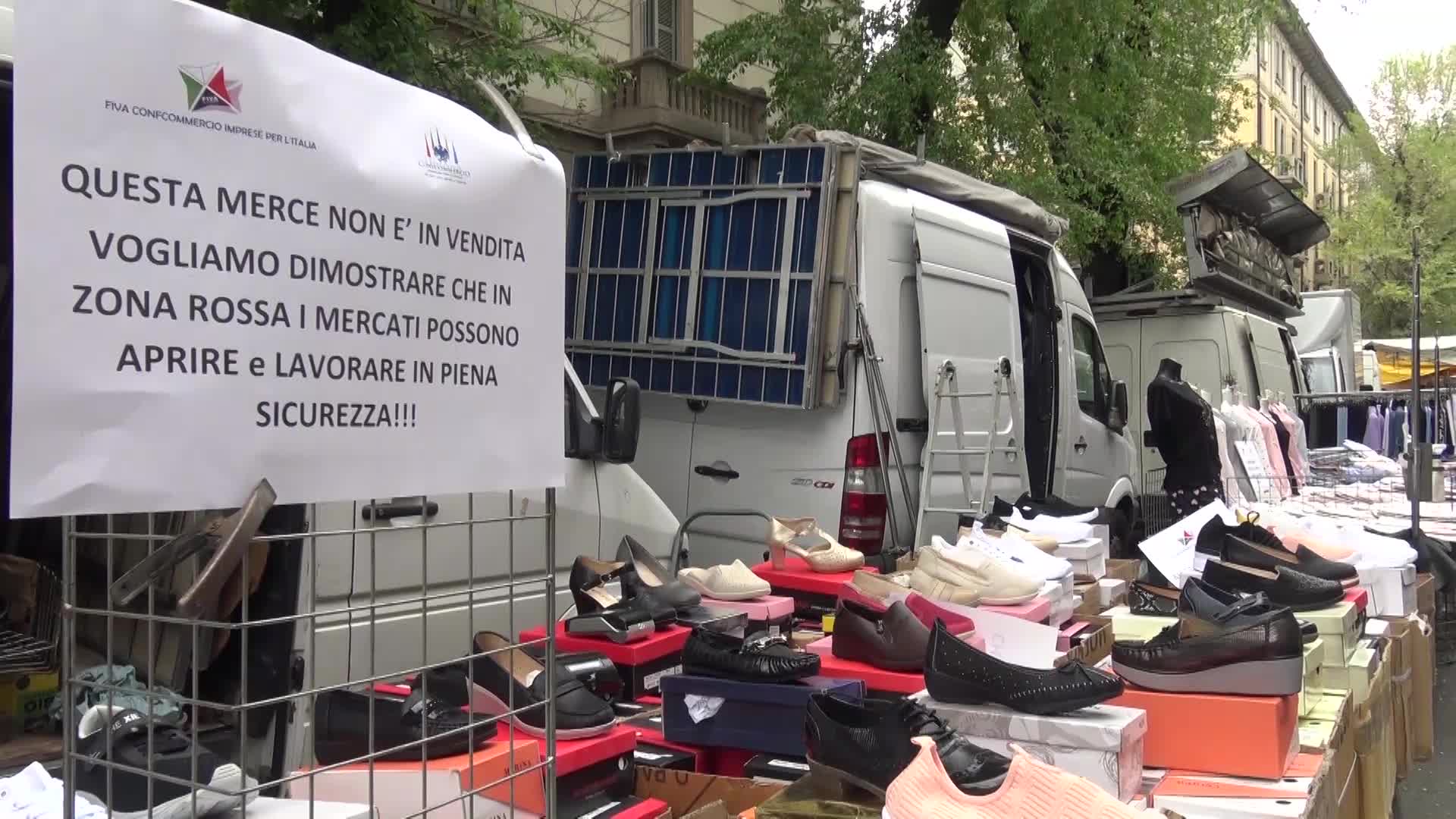 Gli ambulanti Apeca protestano a Milano: "Vogliamo lavorare"
