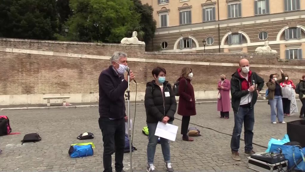 Zaini e campanelle a Piazza del Popolo per riaperture delle scuole