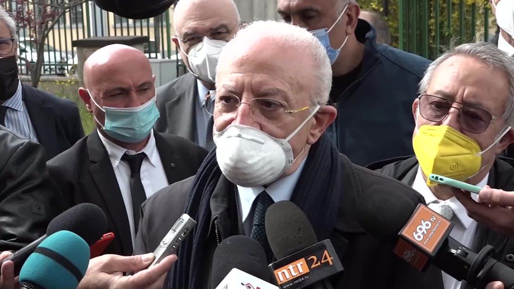 De Luca 'disobbedisce' a Figliuolo: “Non procediamo per fasce d’età”