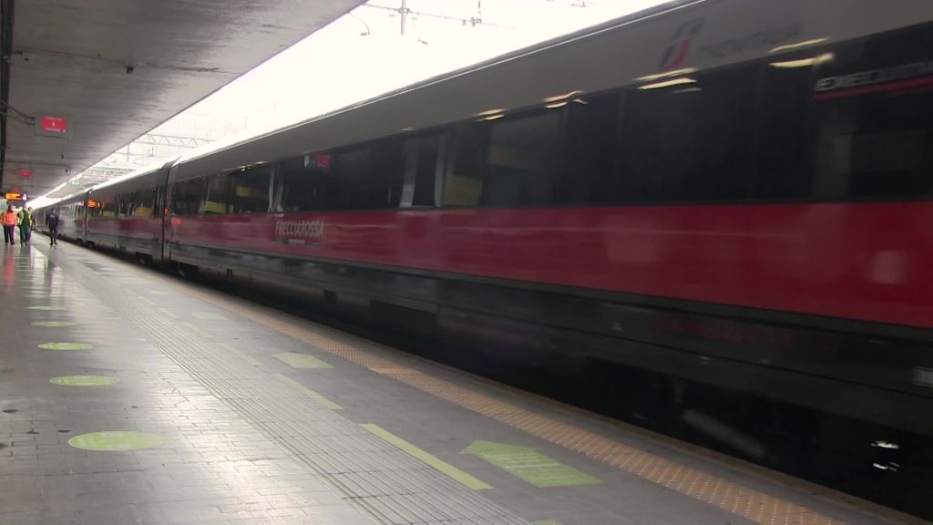 Covid, Trenitalia annuncia cancellazioni: consigli per chi viaggia