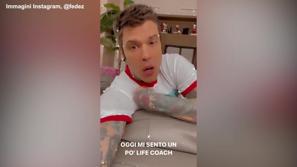 Fedez su Gasparri: "Ascoltare un suo comizio aiuta a equilibrare il karma"