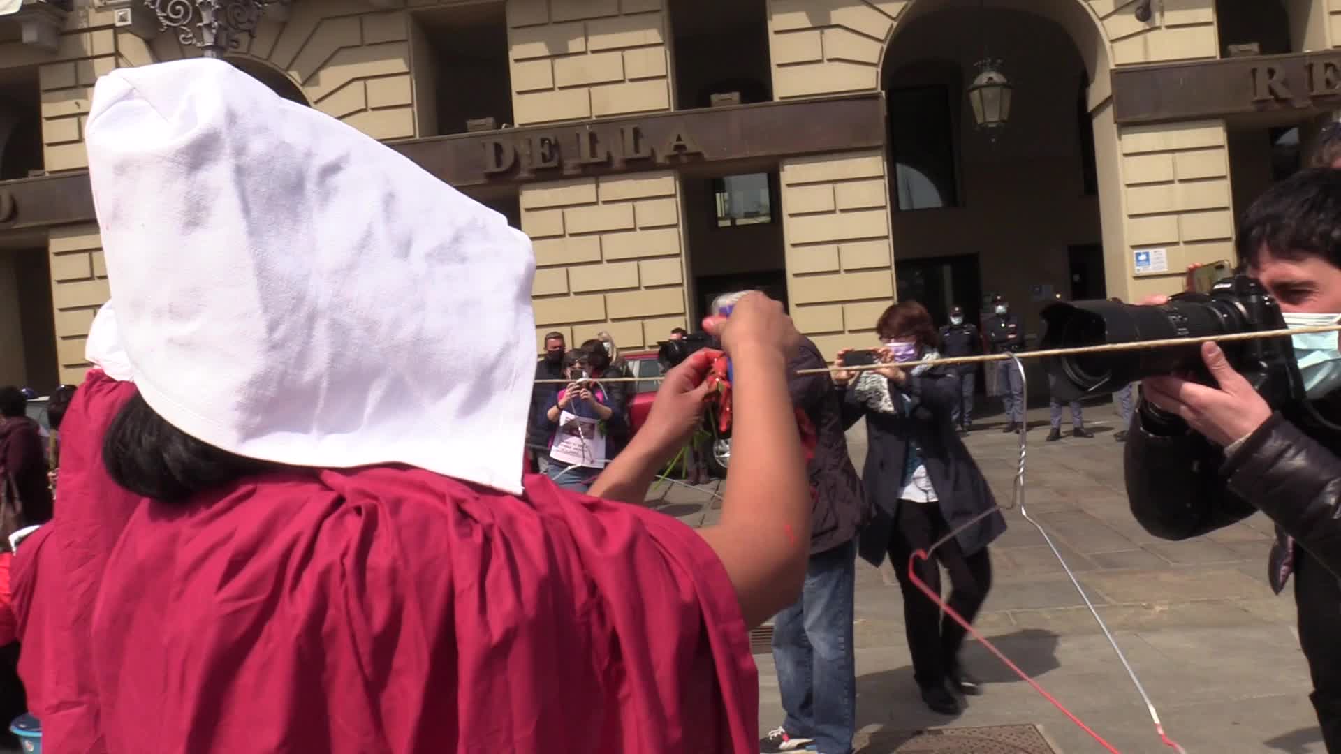 Aborto, la protesta delle ancelle di Non una di Meno a Torino