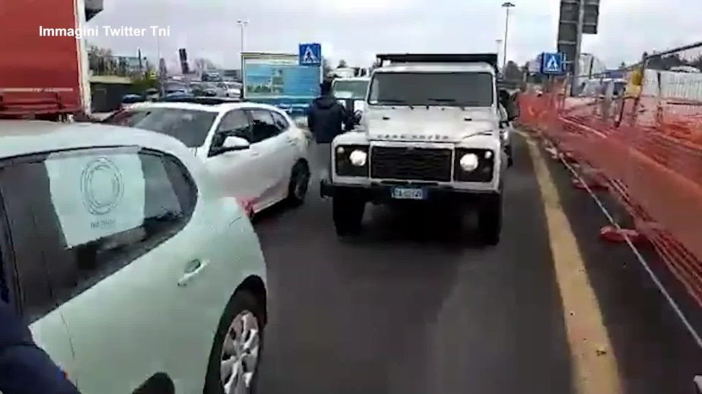 Protesta Tni in A1, manifestante investito da un'auto