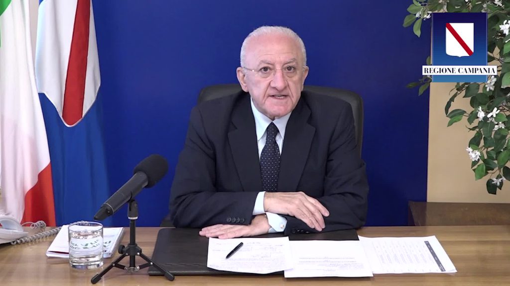 De Luca: "Non si trovano più camerieri, preferiscono il reddito di cittadinanza"