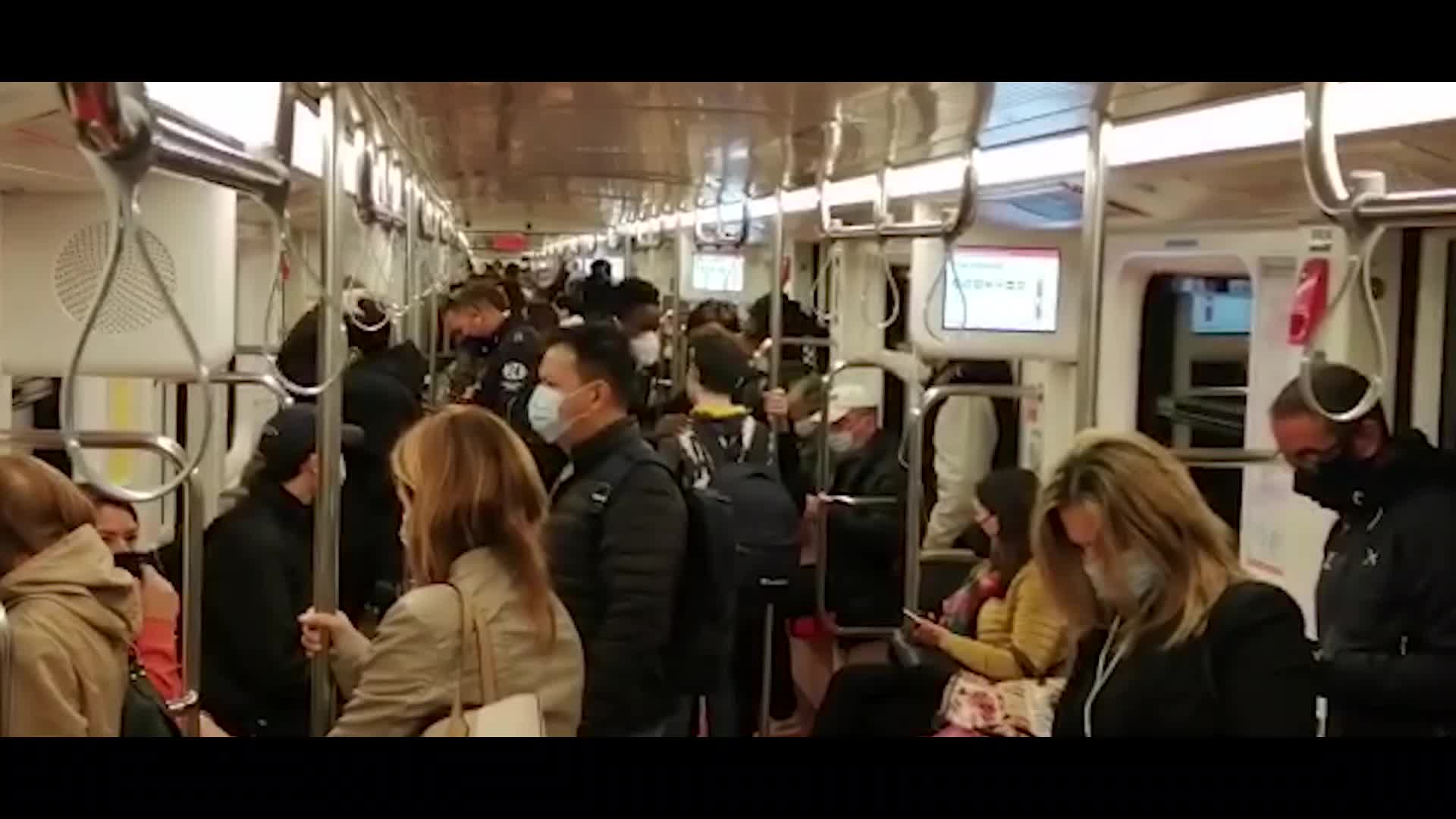 Milano, mezzi pubblici affollati nel primo giorno di zona gialla