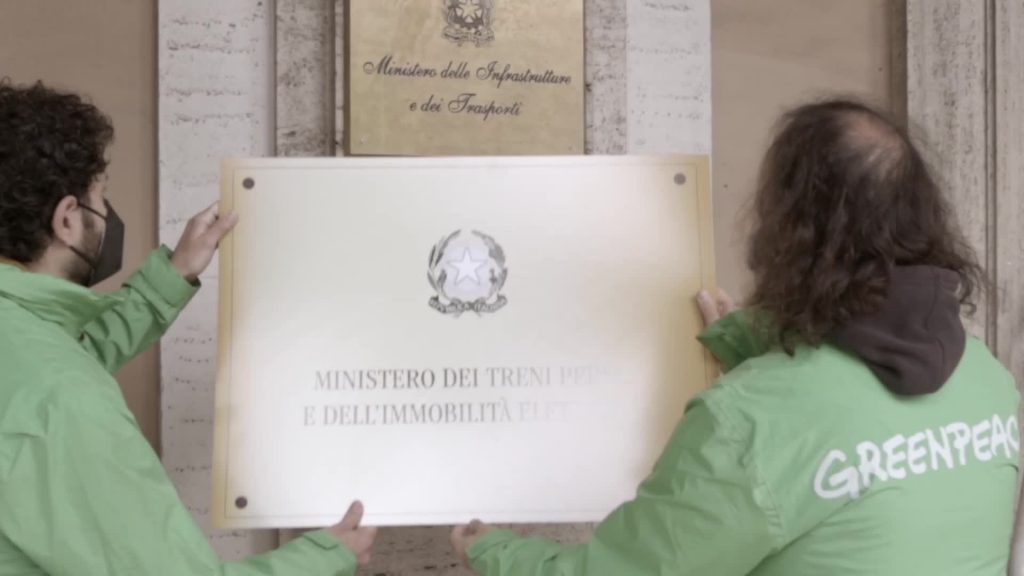 Recovery plan, blitz di Greenpeace: cambiati per protesta i nomi di quattro ministeri