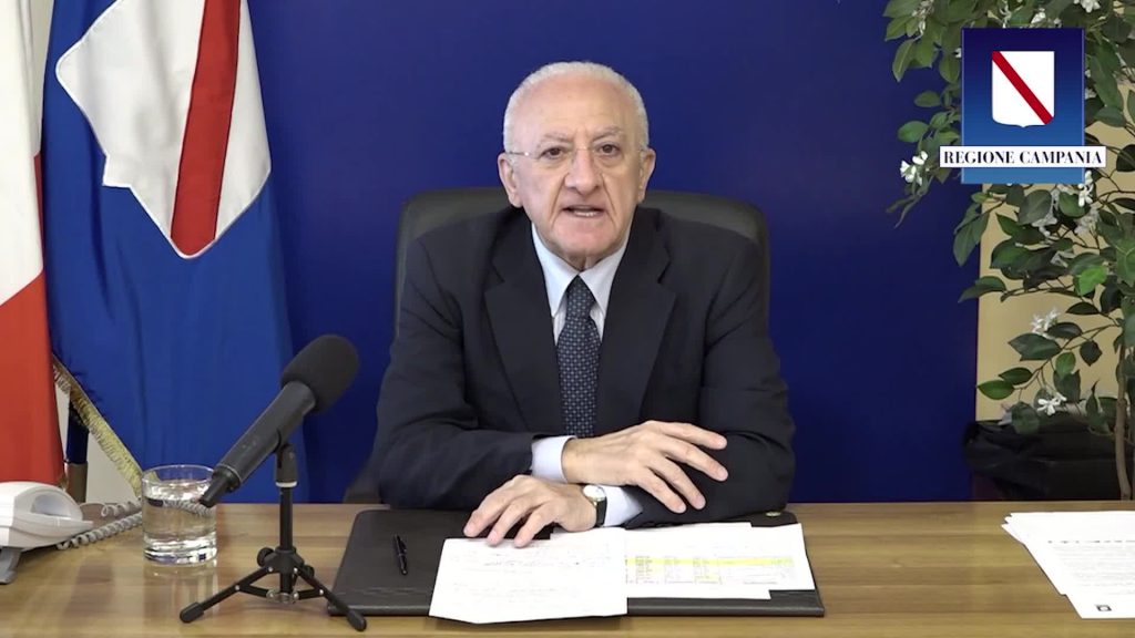 De Luca contro i no vax: "Rimane solo il Napalm, lanciafiamme già introdotto"
