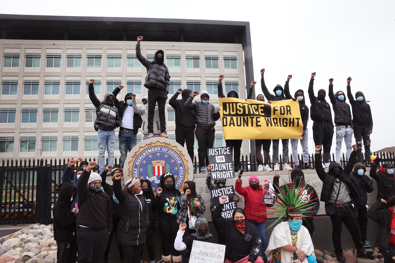 Le proteste a Brooklyn Center per la morte di Daunte Wright