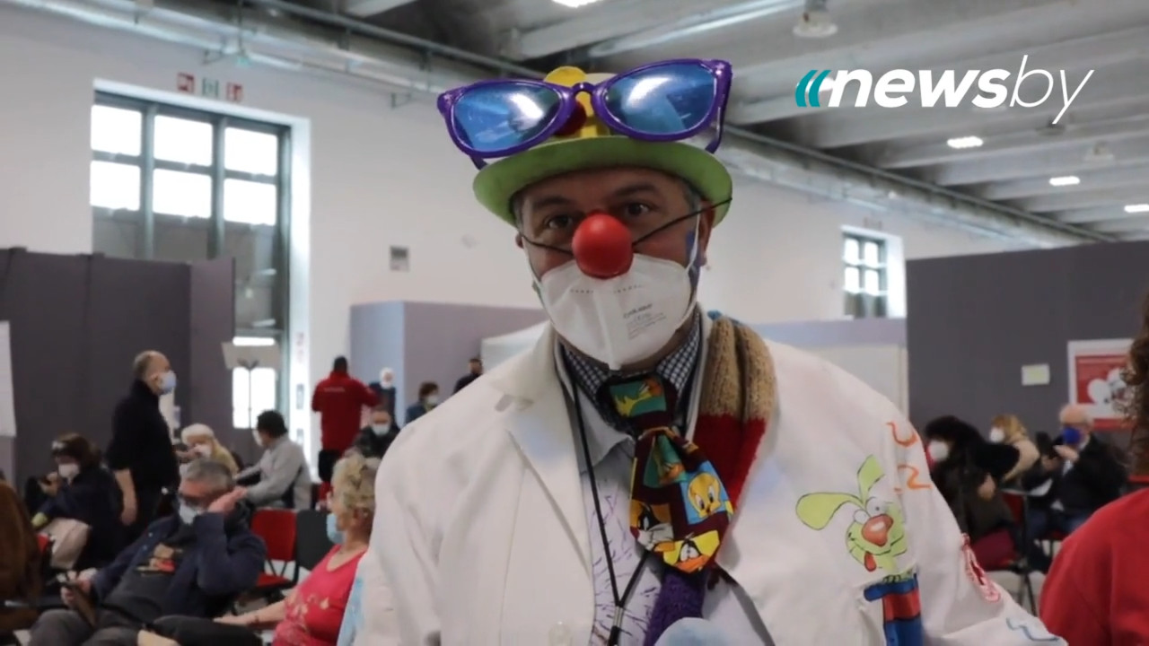 Covid, a Bologna clown in corsia per i vaccini anche a Pasquetta - VIDEO