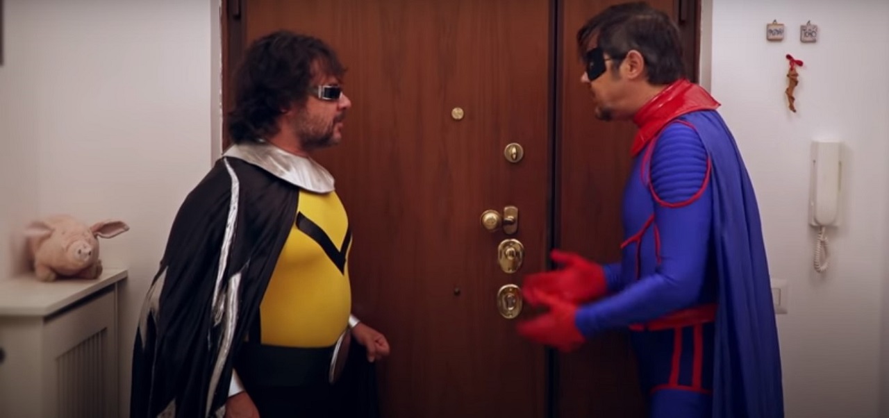 Lillo e Greg nei panni di due supereroi
